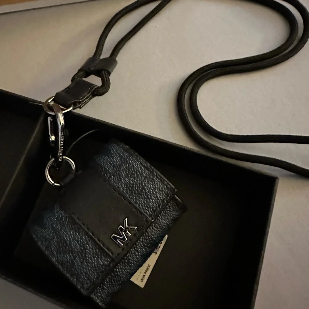 COPY - MICHAEL KOORS AIRPODS PRO CASE